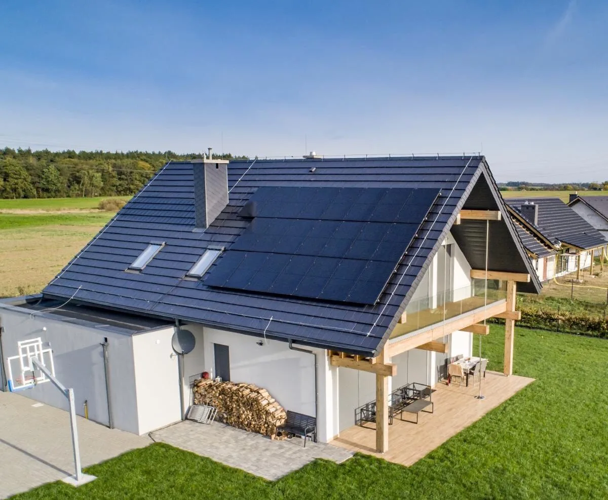 Maison avec modules solaires LONGi tout noirs sur le toit (photo : LONGi)
