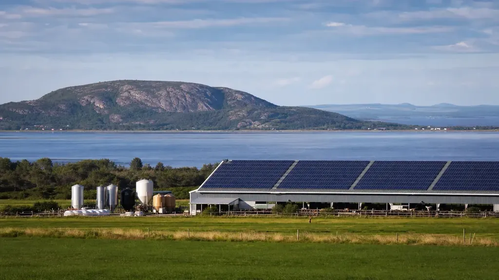 Illustration : ferme laitière de la plaine du Kamouraska au bord du fleuve, panneaux solaires sur le toit de la grange