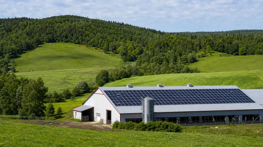 Illustration : ferme laitière des collines de la Neigette, panneaux solaires sur le toit de la grange-étable